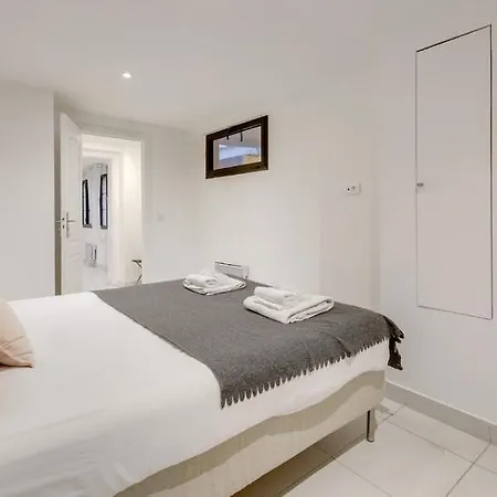 250 Sainte - Superb In * Παρίσι